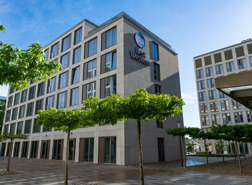 Modernes Best Western Hotelgeb&auml;ude bei Tag, mit B&auml;umen im Vordergrund.